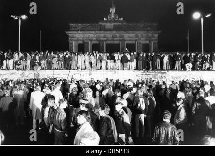 Wiedervereinigung Deutschlands 1989 - 1990, Mauerfall, 9.11.1989, Menschenmenge an und an der Mauer am Brandenburger Tor, Berlin, DDR, Mauerfall, Mauerfall, Öffnung, Eröffnungen, Politik, Politik, eiserner Vorhang, DDR, DDR, Westdeutschland, Deutsche Einheit, Nacht, Stand, November 1989, Sektorengrenze, 1980er, 80er, 20. Jahrhundert, Wiedervereinigung, Wiedervereinigung, Fall, fällt, Menschenmenge, Menschenmassen, Mauer, Mauern, Tor, Tore, historisch, historisch, Zusatzrechte-Clearences-nicht vorhanden Stockfoto