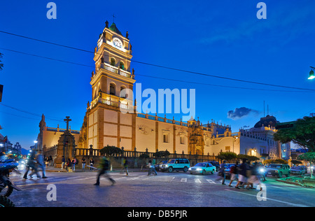 Nachtaufnahme von Catedral Metropolitana, Kathedrale von Sucre, Bolivien, Südamerika Stockfoto