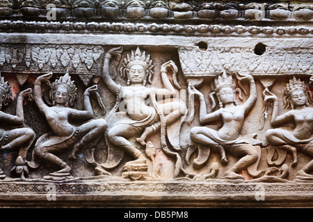 Reihe von steinernen Aspara Tänzerin Schnitzereien an den Wänden einen antiken Tempel von Angkor Wat in Siem Rep, Kambodscha, Asien UNESCO Stockfoto