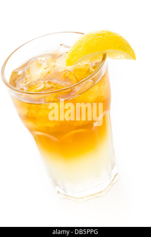 Arnold Palmer Kaltgetränk mit Zitronenscheibe. Stockfoto