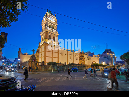 Nachtaufnahme von Catedral Metropolitana, Kathedrale von Sucre, Bolivien, Südamerika Stockfoto