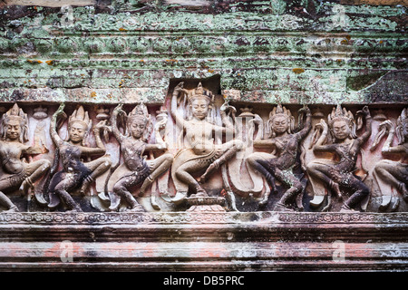 Eine Reihe von religiösen Schnitzereien zieren die alten Mauern des Angkor Wat auf in Siem Reap, Kambodscha UNESCO World Heritage SIte Wahrzeichen Stockfoto