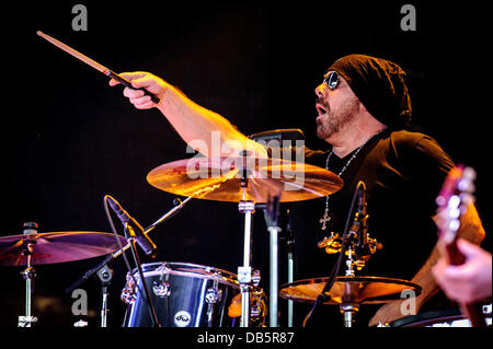 Toronto, Ontario, Kanada. 23. Juli 2013. Schlagzeuger JASON BONHAM führt mit The Led Zeppelin Experience im Molson Canadian Amphitheatre in Toronto während seiner Tour mit der amerikanischen Rockband Herz. Bildnachweis: Igor Vidyashev/ZUMAPRESS.com/Alamy Live-Nachrichten Stockfoto