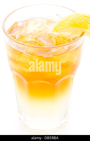 Arnold Palmer Kaltgetränk mit Zitronenscheibe. Stockfoto