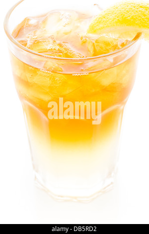 Arnold Palmer Kaltgetränk mit Zitronenscheibe. Stockfoto