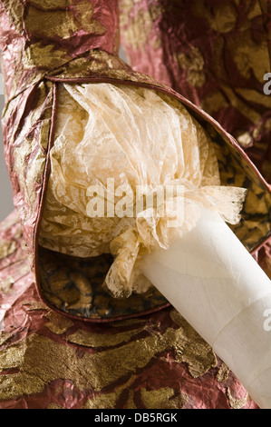 Hülse Detail Schaufensterpuppe in Papier-Kostüm Stockfoto