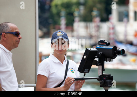 In Venedig, lokale Polizisten, die Kontrolle der zulässigen Bootsgeschwindigkeit am Canal Grande mit Hilfe eines Radar-Blitzer (Italien). Stockfoto