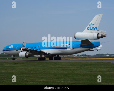 Die PH-KCB, ein McDonnell Douglas MD-11 der KLM Royal Dutch Airlines, ist ein Langstreckenflugzeug. Bekannt für sein dreimotoriges Design, wird es sowohl für Passagier- als auch für Frachtflüge eingesetzt. Stockfoto