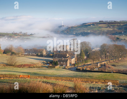 dünner Nebel Cover enthüllt die Kirche von St. Maria in Oxenhope in Yorkshire Dales Stockfoto