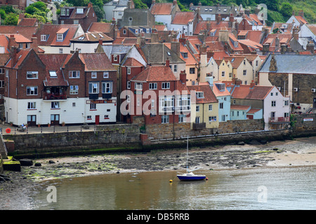 Hütten und Pubs am East Cliff Hafen, Whitby, North Yorkshire, England, UK. Stockfoto