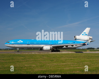 PH-KCE ist ein McDonnell Douglas MD-11 Flugzeug, das von KLM Royal Dutch Airlines betrieben wird. Dieses Großraumflugzeug ist bekannt für seine Effizienz auf Langstreckenflügen und seine bedeutende Rolle im internationalen Reiseverkehr, insbesondere für KLM. Stockfoto
