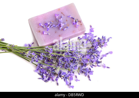 Bars von handgemachten Seifen und Lavendel Blumen auf weißem Hintergrund Stockfoto