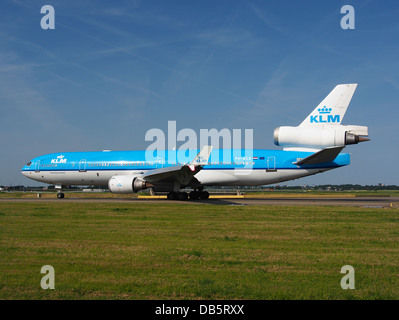 Die McDonnell Douglas MD-11 (PH-KCE) ist ein dreimotoriges Großraumflugzeug der KLM Royal Dutch Airlines. Es ist bekannt für seine Langstreckenfähigkeit und wird sowohl für Passagier- als auch für Frachtflüge eingesetzt. Das Flugzeug ist ein wichtiges Instrument in der internationalen Luftfahrt, insbesondere für Flüge vom Flughafen Amsterdam Schiphol. Stockfoto