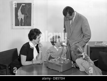 Personen, Familie, Junge sprechen auf Tonbandgerät, 1958 / 1959, zusätzliche-Rechte-Clearences-nicht vorhanden Stockfoto