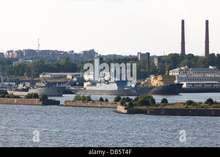 Russische neue Marine Schiffe im Hafen von Kronshtadt. Russland Stockfoto