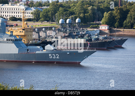 Russische neue Marine Schiffe im Hafen von Kronshtadt. (Steregushchy Klasse ist die neueste der Corvette in der russischen Marine). Stockfoto