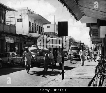 Geographie / Reisen,Mauritius,Port Louis,Straßenszene,Handelswagen in einer Einkaufsstraße,1960er,60er,20. Jahrhundert,historisch,historisch,Geschäft,Geschäfte,Geschäfte,Handel,Handwagen,Handwagen,Wagen,Händler,Händler,Mann Macht,Arbeitskräfte,Muskelkraft,Muskelkraft,Verkehr,Transport,Transportmittel,Transportmittel,Transport,Straßenszene,Straßenszenen,Fußgängerzone,Passanten,Altstadt,Altstadt,Altstadt-Passanten,Altstadt,Altstadt-Stadtzentrum,Rechte Stockfoto