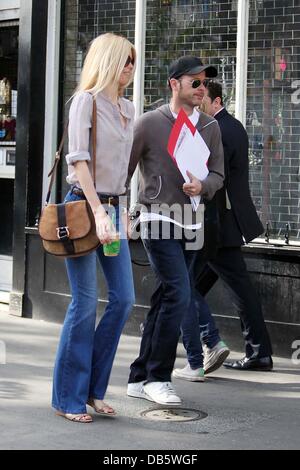 Matthew Vaughn und seine Frau Claudia Schiffer machen Sie einen Spaziergang zusammen in Notting Hill London, England - 03.05.11 Stockfoto