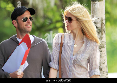 Matthew Vaughn und seine Frau Claudia Schiffer machen Sie einen Spaziergang zusammen in Notting Hill London, England - 03.05.11 Stockfoto