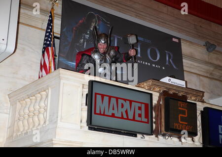 Marvels legendären Superhelden The Mighty Thor läutet die Schlussglocke an der New York Stock Exchange New York City, USA - 02.05.11 Stockfoto