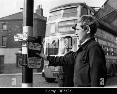 Transport / Transport, Straße, Verkehrskontrolle, Ampeln, zwei Jungen drücken den Knopf auf einer Fußgängerampel, Belfast, Nordirland, 1950er, 50er Jahre, historisch, historisch, 20. Jahrhundert, Westeuropa, Nordeuropa, Nordirland, halbe Länge, Menschen, Jugendliche, manuell, manuell, von Hand, Fußgänger, Fußgänger, Ampelschaltung, Schalter, Schalter, Taste, Reisebus, Doppeldecker, Doppeldecker-Bus, Doppeldecker-Busse, Doppeldecker-Busse, Doppeldecker-Busse, Großbritannien, Zusatzrechte-Abfertigung-nicht verfügbar Stockfoto