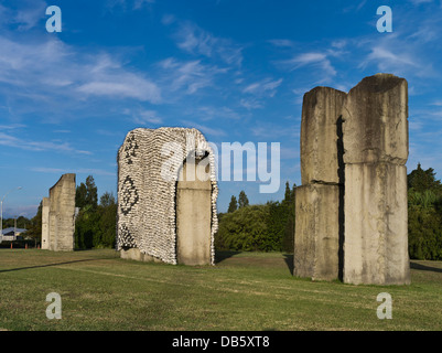 dh Hamilton Gardens HAMILTON NEW ZEALAND Maori-Skulpturen am Eingang zu den Gärten Bildhauer Chris Booth moderne Kunst Skulptur Stein im Freien Stockfoto