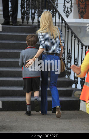 Claudia Schiffer bringt ihren Sohn Caspar zu School London, England - 04.05.11 Stockfoto