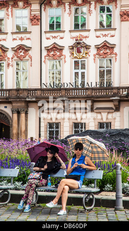 Ein paar weibliche Touristen machen Sie eine Pause vor der National Gallery in Palais Kinsky am Altstädter Ring, Prag. Stockfoto