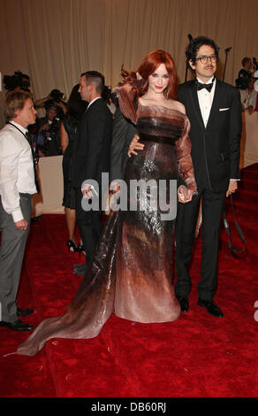 Christina Hendricks und Geoffrey Arend Alexander McQueen: "Savage Beauty" Costume Institute Gala 2011 am Metropolitan Museum of Art New York City, USA - 02.05.11 Stockfoto