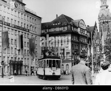 Geographie / Reisen, Deutschland, Leipzig, ÖPNV, Straßenbahn am Troendlinring, Hintergrund: Ringmessehaus und Hotel International, 1950er Jahre, Zusatzrechte-Abfertigung nicht vorhanden Stockfoto