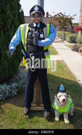 Mock-up Dummy von einem Polizisten mit einem ausgestopften Hundespielzeug mit Polizei Stil Helm und eine hohe Sichtbarkeit Jacke gekleidet. Stockfoto