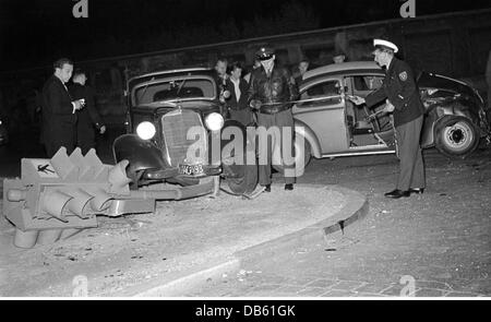 Geographie / Reisen, Deutschland, München, Verkehr / Transport, Verkehr, Verkehrsunfall, Polizeibeamte messen Unfallort, 1955, Zusatzrechte-Clearences-nicht vorhanden Stockfoto