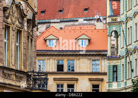 Nahaufnahme der reich verzierten Gebäuden zeigen verschiedene Baustile in der Altstadt von Prag. Stockfoto