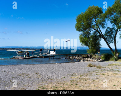 dh Lake Taupo TAUPO NEUSEELAND Flugzeug Landung Touristen auf See Anlegesteg Urlaubsflugzeug Stockfoto