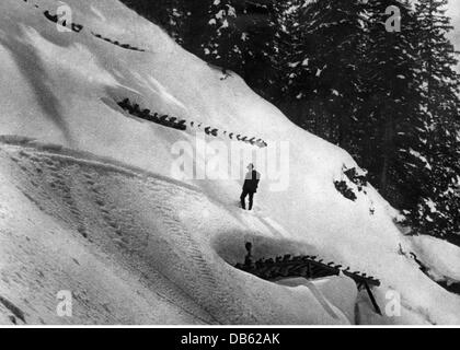 Katastrophen, Lawinen, Prävention, Lawinenbarrieren, Schneebrücken aus Holz, Schweiz, 1930er Jahre, Zusatzrechte-Freiräumungen-nicht vorhanden Stockfoto