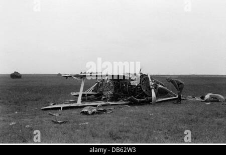 Ereignisse, zweiter Weltkrieg, Sowjetunion, Sommer 1941, zerstörtes sowjetisches Doppeldecker-Kampfflugzeug Polikarpov I-153, Ukraine, Deutsche Heeresgruppe Süd, Zusatzrechte-Clearences-nicht verfügbar Stockfoto