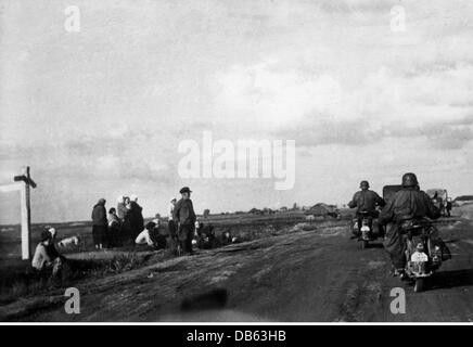 Ereignisse, 2. Weltkrieg, Sowjetunion, Operation 'Barbarossa' (Deutsche Invasion der Sowjetunion), Heeresgruppenzentrum, Weißrussland, Fahrzeuge der 19. Deutschen Panzerdivision auf Landstraße, Juli 1941, Zusatzrechte-Clearences-nicht verfügbar Stockfoto