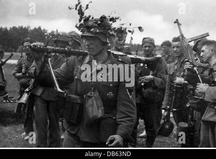 Ereignisse, 2. Weltkrieg, Sowjetunion, Operation 'Barbarossa' (Deutsche Invasion der Sowjetunion), Heeresgruppenzentrum, Weißrussland, Soldaten des Schützenregiments 74 (19. Panzerdivision) am märz, Sommer 1941, Zusatzrechte-Clearences-nicht verfügbar Stockfoto