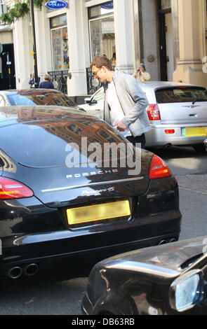 Edin Dzeko der Manchester Stadt-Football-Spieler bekommt einen Parkplatz Ticket Manchester, England - 04.05.11 Stockfoto