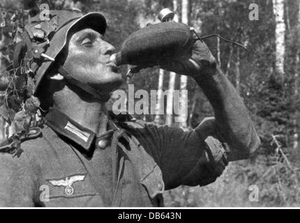 Ereignisse, 2. Weltkrieg, Sowjetunion, Operation 'Barbarossa' (Deutsche Invasion der Sowjetunion), Heeresgruppenzentrum, Weißrussland, Soldat der 19. Deutschen Panzerdivision trinkt aus einer Kantine, Sommer 1941, Zusatzrechte-Clearences-nicht vorhanden Stockfoto