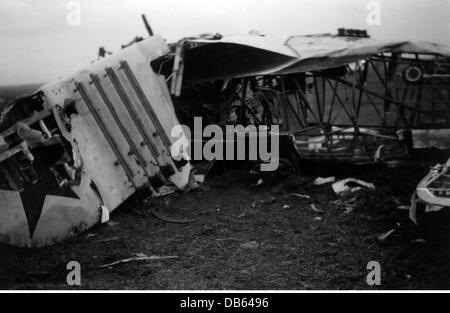 Ereignisse, zweiter Weltkrieg, Sowjetunion, Sommer 1941, zerstörtes sowjetisches Doppeldecker-Kampfflugzeug Polikarpov I-153, Ukraine, Deutsche Heeresgruppe Süd, Zusatzrechte-Clearences-nicht verfügbar Stockfoto