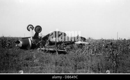 Ereignisse, zweiter Weltkrieg, Luftkrieg, Flugzeug, abgestürzt / beschädigt, Rumänisch Nahaufklärungsflugzeug IAR-39 nach einer Crashlandung im südlichen Sektor der Ostfront, Ukraine, Sommer 1941, zusätzliche-Rechte-Clearences-nicht verfügbar Stockfoto