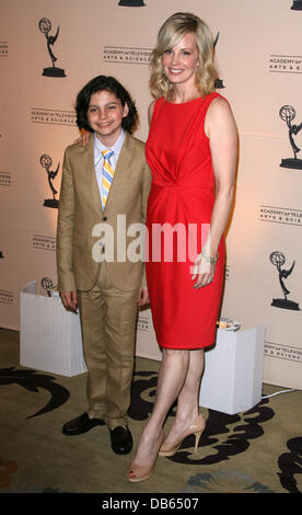 Max Burkholder und Monica Potter The Academy of Television Arts & Sciences 4. Jahrestagung "Television Academy ehrt" Gala statt im The Beverly Hills Hotel - Ankunft Los Angeles, Kalifornien - 05.05.11 Stockfoto