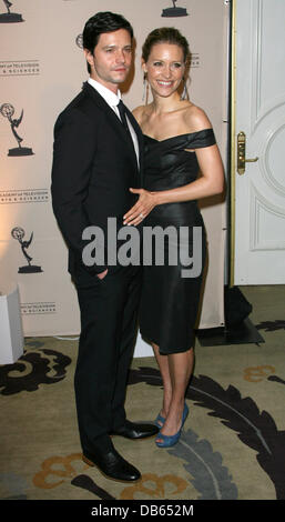 Jason Behr und KaDee Strickland The Academy of Television Arts & Sciences 4. Jahrestagung "Television Academy ehrt" Gala statt im The Beverly Hills Hotel - Ankunft Los Angeles, Kalifornien - 05.05.11 Stockfoto