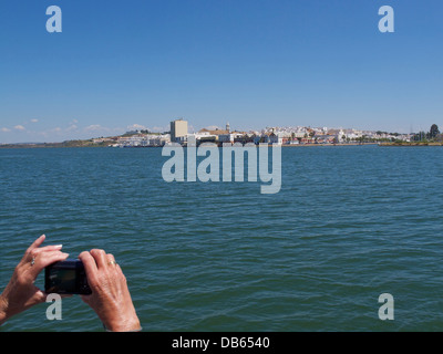 Urlaub Snap, Frau digitale Aufnahme von Ayamonte, Spanien, von der Fähre auf dem Rio Guadiana Stockfoto