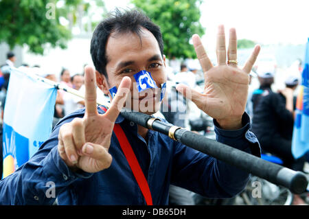 Phnom Penh, Kambodscha am 24. Juli 2013. Sam Rainsy Unterstützer im Publikum, zeigt #7 w / seine Hände (Rainsy Partei, die Kambodscha nationalen Rettung, ist #7 bei der Wahl). Sam Rainsy ist seit 2009 im Exil in Frankreich. Er war eine königliche Begnadigung gewährt, des Königs von Kambodscha & am 19. Juli 2013 wieder in Kambodscha. Bildnachweis: Kraig Lieb / Alamy Live News Stockfoto