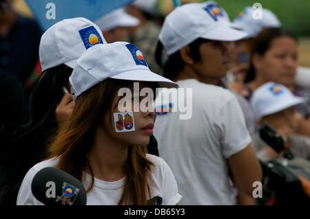 Phnom Penh, Kambodscha am 24. Juli, 2013. Sam Rainsy unterstützer Zuhören im Publikum. Sam Rainsy hat sich in selbst-Exil in Frankreich seit 2009. Er eine königliche Begnadigung durch den König von Kambodscha gewährt wurde und kehrte am 19. Juli 2013 in Kambodscha. Credit: Kraig Lieb/Alamy leben Nachrichten Stockfoto