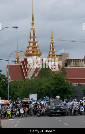 Phnom Penh, Kambodscha am 24. Juli 2013. Sam Rainsy Anhänger blockieren die Straße vor der Nationalversammlung in Phnom Penh. Sam Rainsy ist seit 2009 im Exil in Frankreich. Er war eine königliche Begnadigung gewährt, des Königs von Kambodscha & am 19. Juli 2013 wieder in Kambodscha. Bildnachweis: Kraig Lieb / Alamy Live News Stockfoto