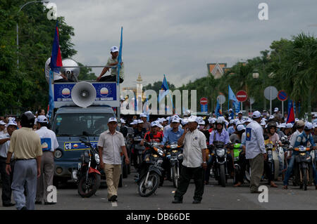 Phnom Penh, Kambodscha im Juli. 24., 2013. Sam Rainsy Anhänger blockieren die Straße vor der Nationalversammlung in Phnom Penh. Sam Rainsy ist seit 2009 im Exil in Frankreich. Er war eine königliche Begnadigung gewährt, des Königs von Kambodscha & am 19. Juli 2013 wieder in Kambodscha. Bildnachweis: Kraig Lieb / Alamy Live News Stockfoto