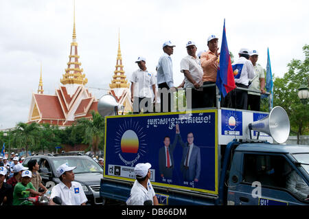 Phnom Penh, Kambodscha am 24. Juli 2013. Sam Rainsy Anhänger blockieren die Straße vor der Nationalversammlung Gebäude in Phnom Penh. Sam Rainsy ist seit 2009 im Exil in Frankreich. Er war eine königliche Begnadigung gewährt, des Königs von Kambodscha & am 19. Juli 2013 wieder in Kambodscha. Bildnachweis: Kraig Lieb / Alamy Live News Stockfoto